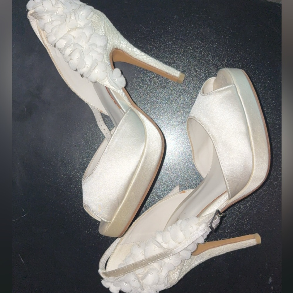 Menbur White Floral Peep-Toe Heels